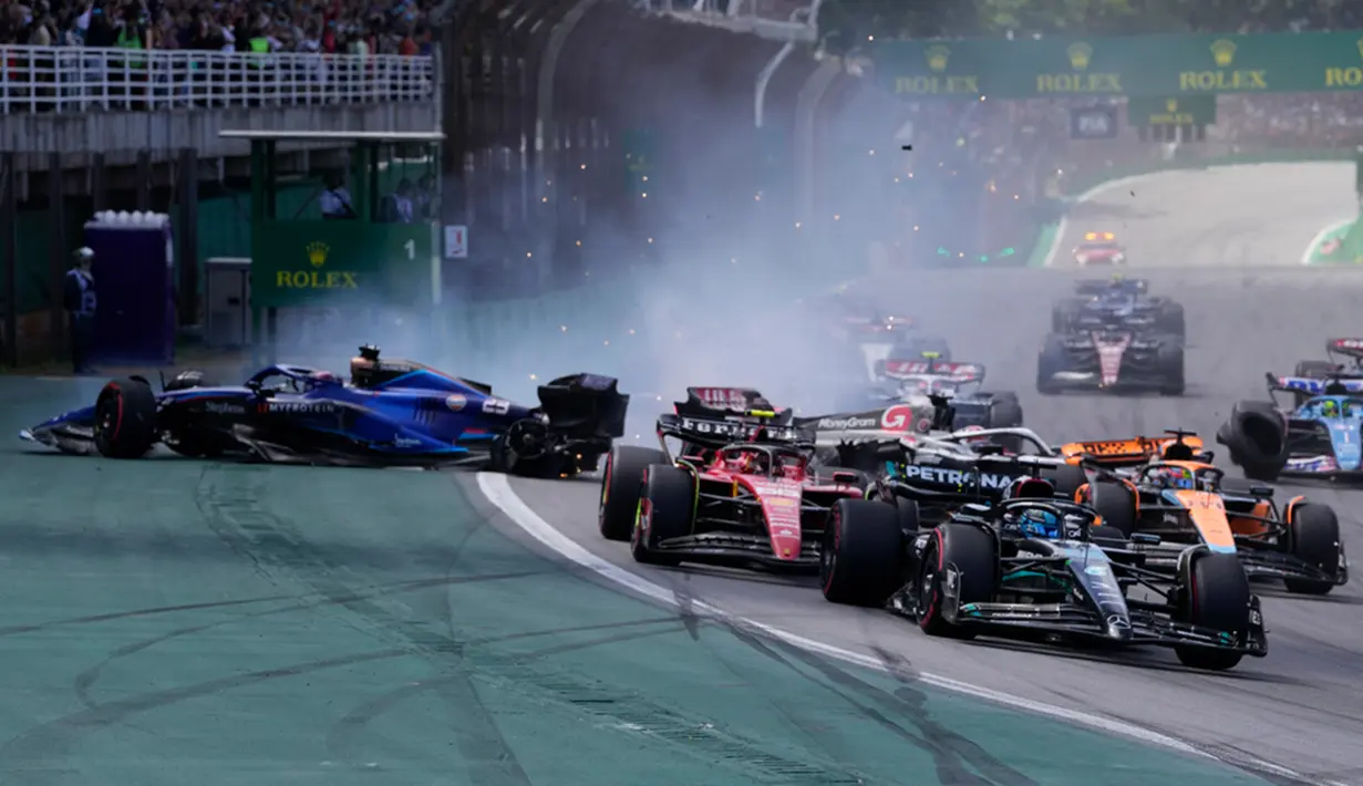 Sial bagi pembalap Ferrari Charles Leclerc, mobilnya menabrak dinding dan tidak bisa melanjutkan balapan. Red flag berkibar karena pembatas lintasan rusak setelah tabrakan yang melibatkan tiga pembalap. (AP Photo/Andre Penner)