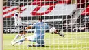 Pemain Tottenham Hotspur Son Heung-min (kiri) mencetak gol ke gawang Southampton pada pertandingan Liga Premier Inggris di Stadion St. Mary, Southampton, Inggris, Minggu (20/9/2020). Tottenham menekuk Southampton 5-2, Son Heung-min menyumbang empat gol. (Andrew Boyers/Pool via AP)