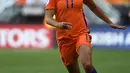 Aksi Lieke Martens membawa bola saat bertanding melawan Denmark pada final UEFA Women's Euro 2017 di Stadion Fc Twente di Enschede (7/8). Lieke Martens menandatangani kontrak untuk FC Barcelona pada 12 Juli 2017. (AFP Photo/John Thys)