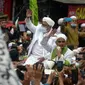 Rizieq Shihab menyapa massa pendukungnya saat tiba di kediamannya di Jalan Petamburan, Jakarta, Selasa (10/11/2020). Rizieq Shihab tiba di kediamannya usai pulang dari Arab Saudi. (merdeka.com/Imam Buhori)