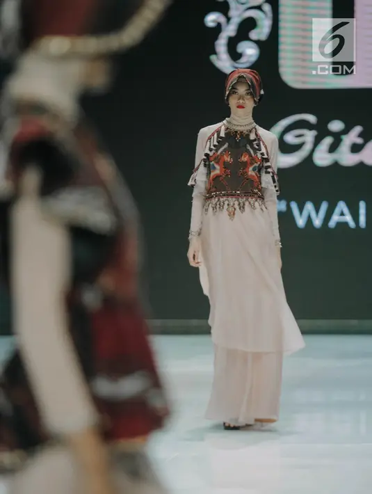 Model mengenakan busana rancangan Gita Orlin pada ajang Indonesia Fashion Week (IFW) 2019 di Jakarta Convention Center, Kamis (28/3). Desian Gita Orlin kali ini terinspirasi dari kecantikan “Tenun Sumba” yang bertajuk “Wairinding". (Liputan6.com/Faizal Fanani)