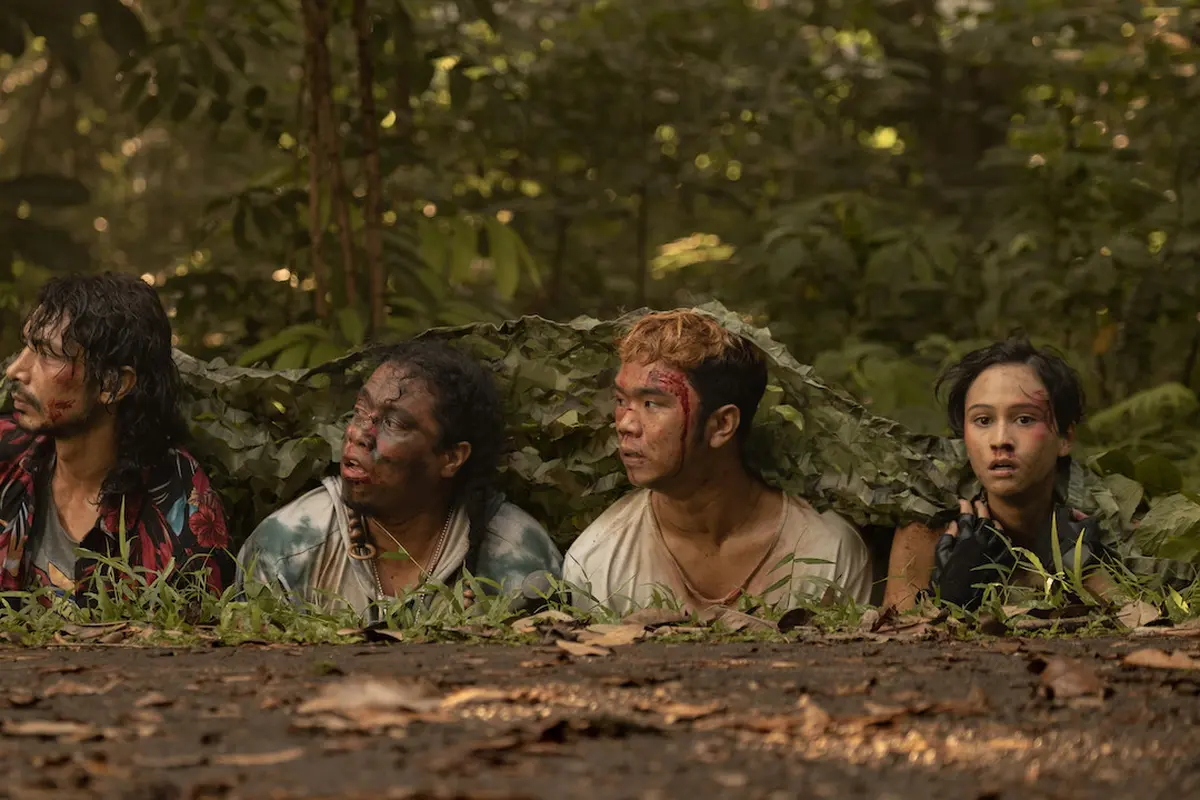 Abimana Aryasatya, Arie Kriting, Kristo Immanuel, dan Lutesha dalam film The Big 4. (Foto: netflix)