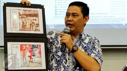 Direktur Filateli dan Properti PT Pos Indonesia, Tata Sugiarta menunjukan contoh perangko HUT PMI ke-70 di Jakarta, Jumat (4/9/2015). PMI akan pamerkan dan luncurkan perangko peringatan 70 tahun PMI pada 10 September 2015. (Liputan6.com/Yoppy Renato)