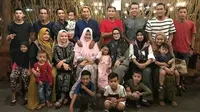 Pesepak bola dan mantan pesepak bola asal Kediri yang tergabung dalam Regas FC berkumpul dalam buka puasa bersama pada akhir Ramadhan tahun ini, Sabtu (23/5/2020). (Bola.com/Gatot Susetyo)