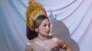Atasan kemben dari tenun Bali dipadu dengan rok dari kain yang sama, Jennifer juga melengkapi penampilannya dengan berbagai aksesori bak pengantin. Headpiece emas yang tinggi, anting, beberapa gelang, dan cincin yang serasi menyempurnakan penampilannya di maternity shoot ini. Foto: Instagram.
