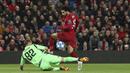 Kiper Crvena Zvezda,  Milan Borjan, berusaha menghalau penyerang Liverpool, Mohamed Salah, pada laga Liga Champions, di Stadion Anfield, Rabu (24/10/2018). Liverpool menang 4-0 atas Crvena Zvezda. (AP/Jon Super)