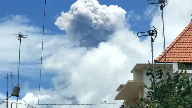 lagi gunung agung erupsi