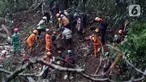 Tim SAR gabungan berusaha mencari sisa korban tanah longsor akibat gempa Cianjur di kawasan Cugenang, Kabupaten Cianjur Jawa Barat, Jumat (25/11/2022). Upaya pencarian korban terpaksa dihentikan sementara akibat hujan. (Liputan6.com/Helmi Fithriansyah)