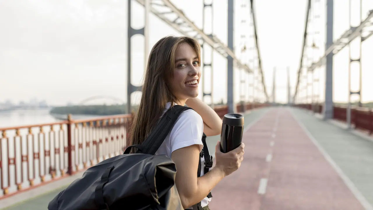 wanita agustus travel