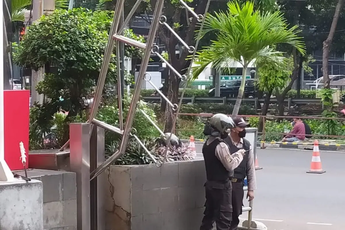 Penjagaan di lingkungan Komisi Pemberantasan Korupsi (KPK) diperketat pasca-bom bunuh diri di Polsek Astana Anyar, Bandung, Jawa Barat.