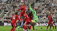 Bek Liverpool, Virgil van Dijk, berduel mengamankan daerah pertahanannya saat bertanding melawan Newcastle United dalam lanjutan Liga Inggris 2025/2026 di Stadion St. James' Park, Selasa (26/8/2025) dini hari WIB. (ANDY BUCHANAN / AFP)