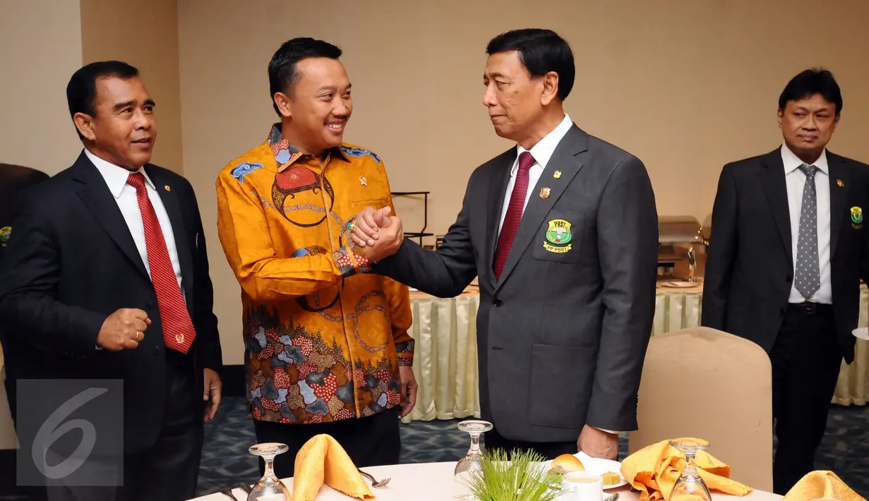 Menpora Imam Nahrawi (tengah) memberi selamat kepada Ketua Umum PP PBSI, Wiranto usai upacara pelantikan pengurus PP PBSI di Jakarta, Kamis (19/1). Wiranto resmi menjabat sebagai Ketua Umum PP PBSI 2016-2020. (Liputan6.com/Helmi Fithriansyah)