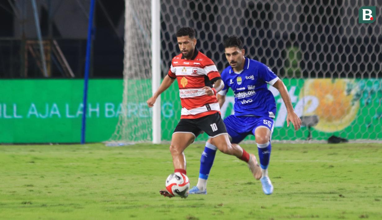 Pemain Madura United, Iran Junior dijaga ketat oleh pemain Persib Bandung pada laga pekan ke-23 BRI Super League 2025/2026 di Stadion Gelora Bandung Lautan Api (GBLA), Kota Bandung, Kamis (26/2/2026) malam WIB. (Bola.com/Erwin Snaz)