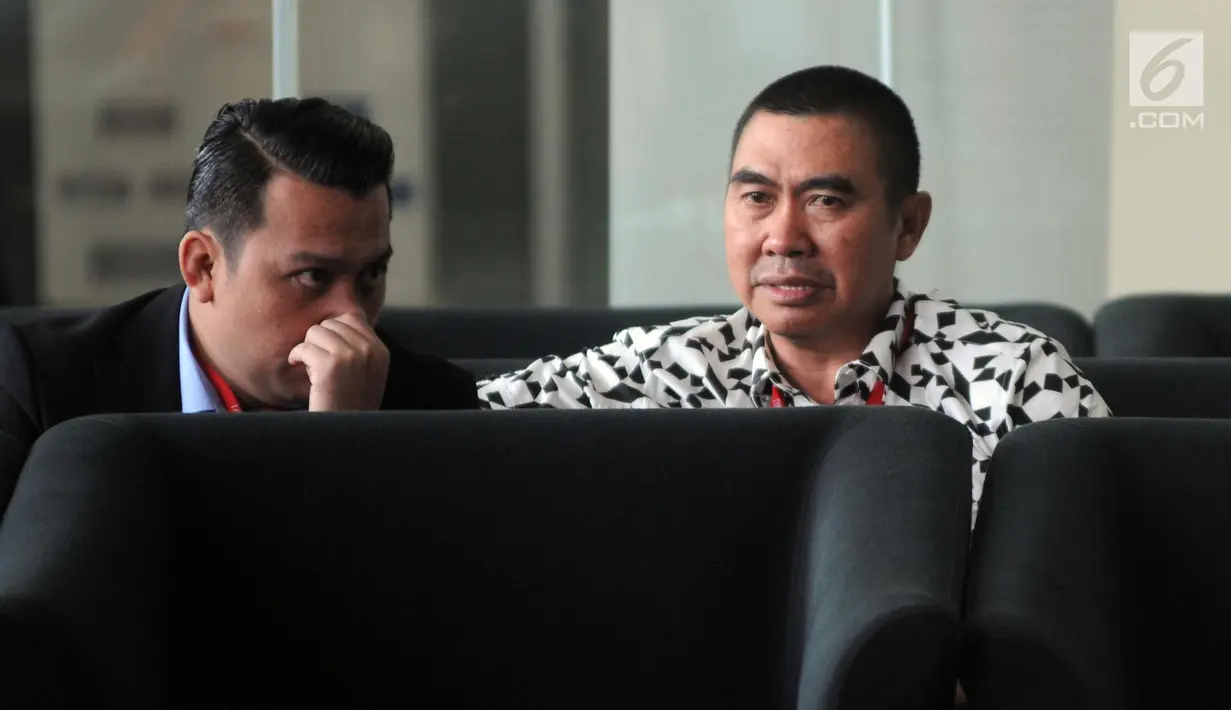 Wali Kota Malang nonaktif, Mochamad Anton menunggu di lobi gedung KPK, Jakarta, Selasa (27/3). M Anton diperiksa sebagai tersangka kasus dugaan suap pembahasan APBD-P Pemerintah Kota Malang Tahun Anggaran (TA) 2015. (Merdeka.com/Dwi Narwoko)