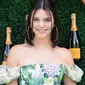 Paras cantik Kendall Jenner memang sudah tak diragukan lagi, begitu juga kemolekan bentuk tubuhnya yang membuat orang tak bosan melihatnya. Kariernya sebagai model pun semakin memuncak. (AFP/Andrew Toth)