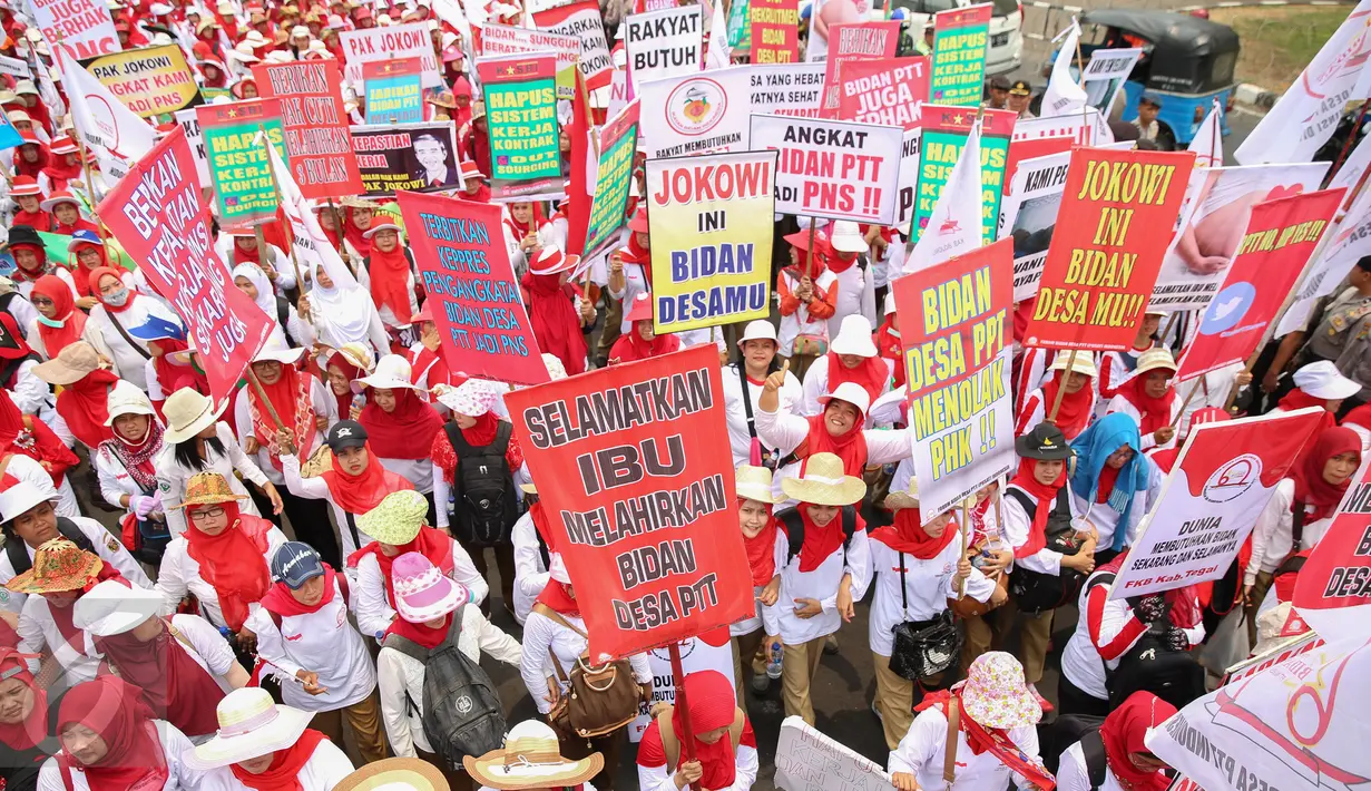 Ribuan bidan dari berbagai daerah membawa berbagai atribut saat unjuk rasa di depan Istana Merdeka, Jakarta, Senin (28/9/2015). Mereka menuntut pengangkatan status kepegawaian menjadi pegawai negeri sipil (PNS). (Lipuutan6.com/Faizal Fanani)
