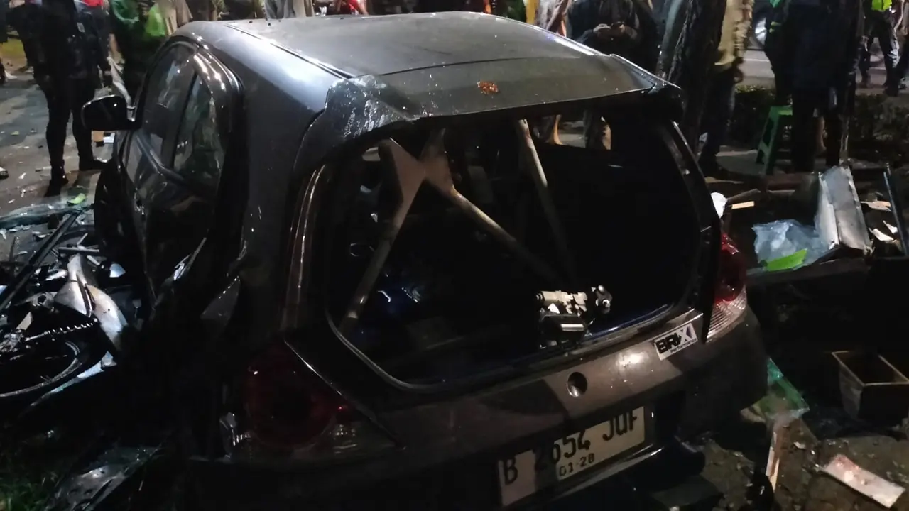 Mobil Honda Brio melaju kencang dan langsung menyeruduk penjual takjil di pinggir Jalan BSD Boulevard, Desa Lengkong Kulon, Kecamatan Pagedangan, Kabupaten Tangerang, Rabu malam (27/3/2024). (Liputan6.com/Pramita Tristiawati)