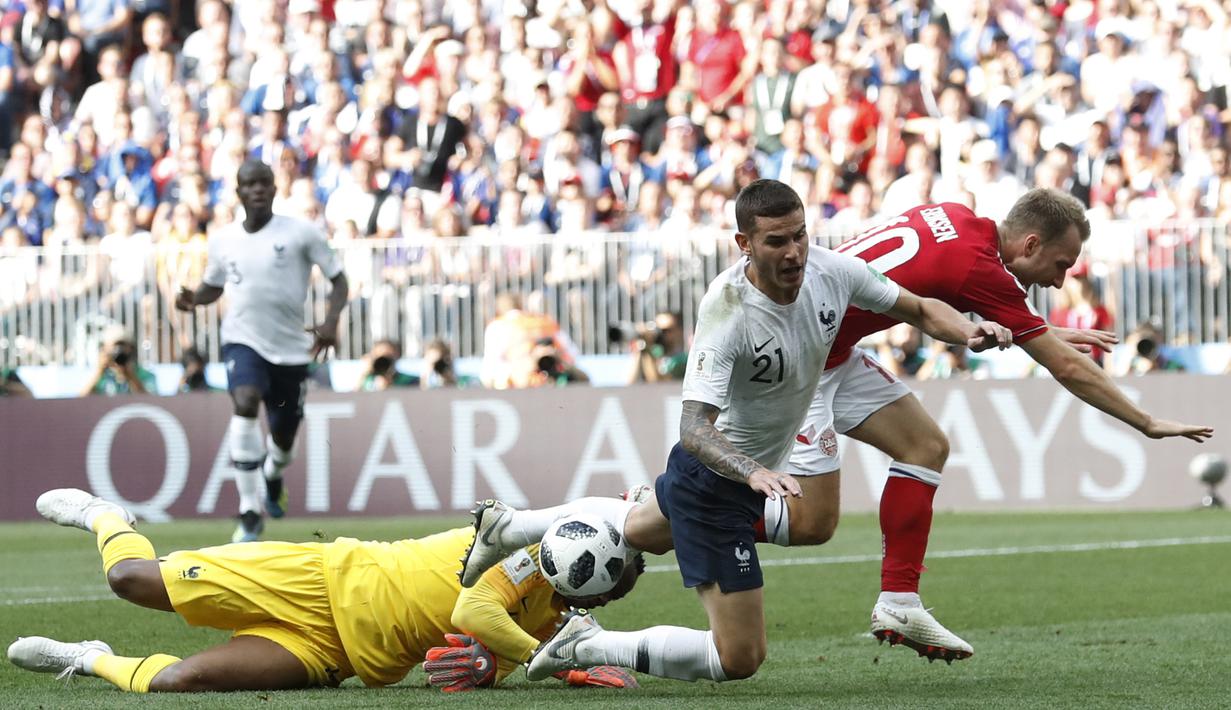 Kiper Prancis, Steve Mandanda, mengamankan bola dari gelandang Denmark, Christian Eriksen, pada laga grup C Piala Dunia di Stadion Luzhniki, Moskow, Selasa (26/6/2018). Kedua negara bermain imbang 0-0. (AP/Antonio Calanni)
