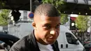 Penyerang PSG, Kylian Mbappe tiba untuk menjalani sidang banding di markas federasi sepakbola Prancis (FFF), Paris, Kamis (20/9). Mbappe akan menjalani skorsing tiga pertandingan di Ligue 1 setelah kartu merahnya melawan Nimes. (AFP/Lionel BONAVENTURE)