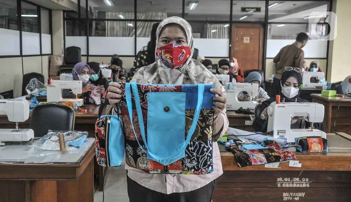 Peserta menunjukkan tas dari kain perca saat kegiatan pelatihan di Kantor Sudin Pendidikan Wilayah I, Kompleks Wali Kota Jakarta Pusat, Selasa (26/10/2021). Pelatihan ini diharapkan dapat meningkatkan taraf hidup dan membuka kesempatan lapangan kerja baru. . (merdeka.com/Iqbal S Nugroho)