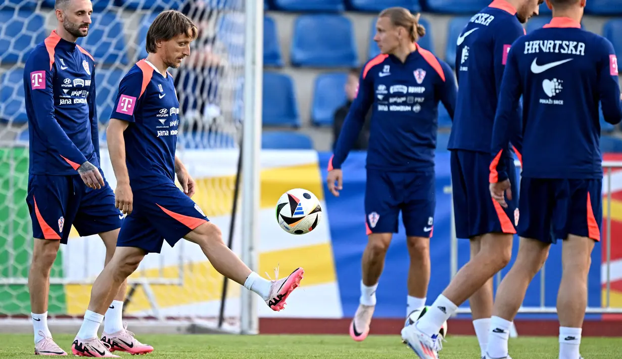 Meski sudah berusia 38 tahun, Luka Modric dinilai masih memiliki peran penting untuk memimpin timnas Kroasia. (GABRIEL BOUYS/AFP)