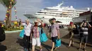 Turis dari berbagai negara dari negara-negara Eropa datang ke darat dari kapal pesiar MS Amadea di pelabuhan El Guamache di Isla Margarita, negara bagian Nueva Esparta, Venezuela (3/1/2023). Kapal pesiar Jerman MS Amadea adalah yang pertama tiba di Venezuela Pulau Karibia setelah 15 tahun. (AFP/Gustavo Granado)