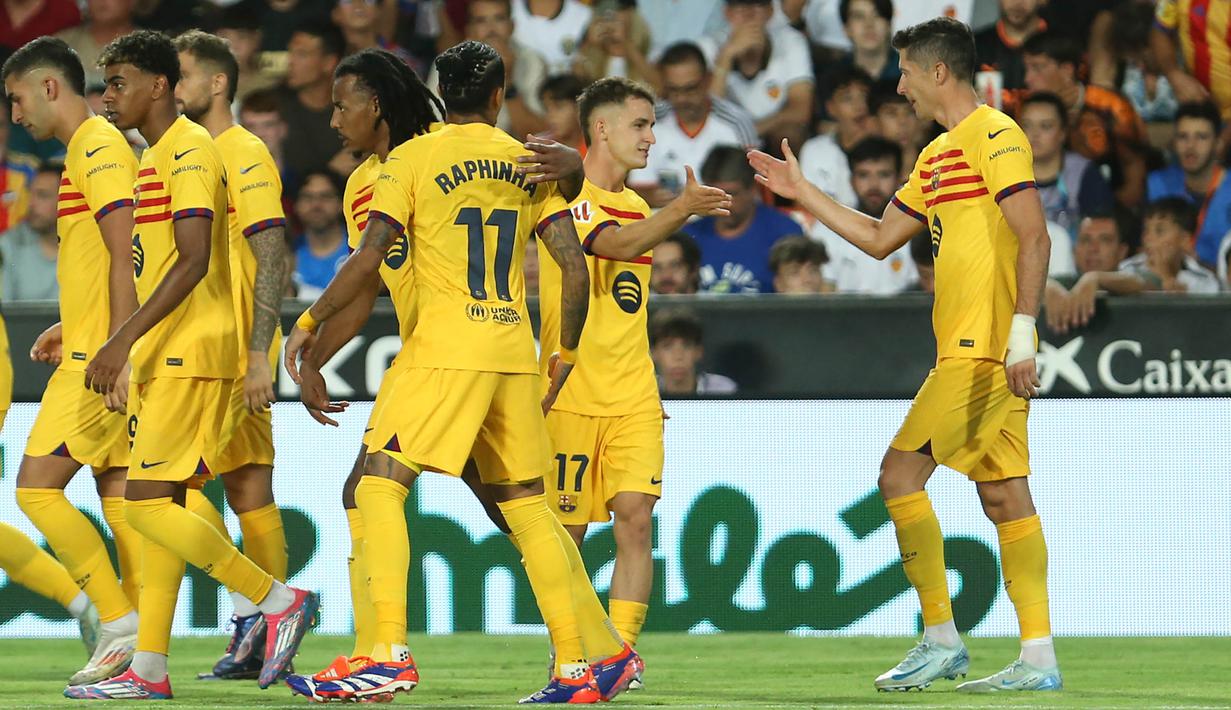 Di babak kedua, gol penalti Robert Lewandowski pada menit ke- 49 membawa Barcelona meraih poin penuh dalam laga melawan Valencia. (AP Photo/Alberto Saiz)
