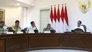 Presiden Joko Widodo atau Jokowi (kanan) memimpin rapat terbatas percepatan peta jalan penerapan industri 4.0 di Kantor Presiden, Jakarta, Selasa (3/9/2019). Jokowi meminta percepatan peta jalan penerapan industri 4.0 guna mendongkrak investasi dan ekspor. (Liputan6.com/Angga Yuniar)