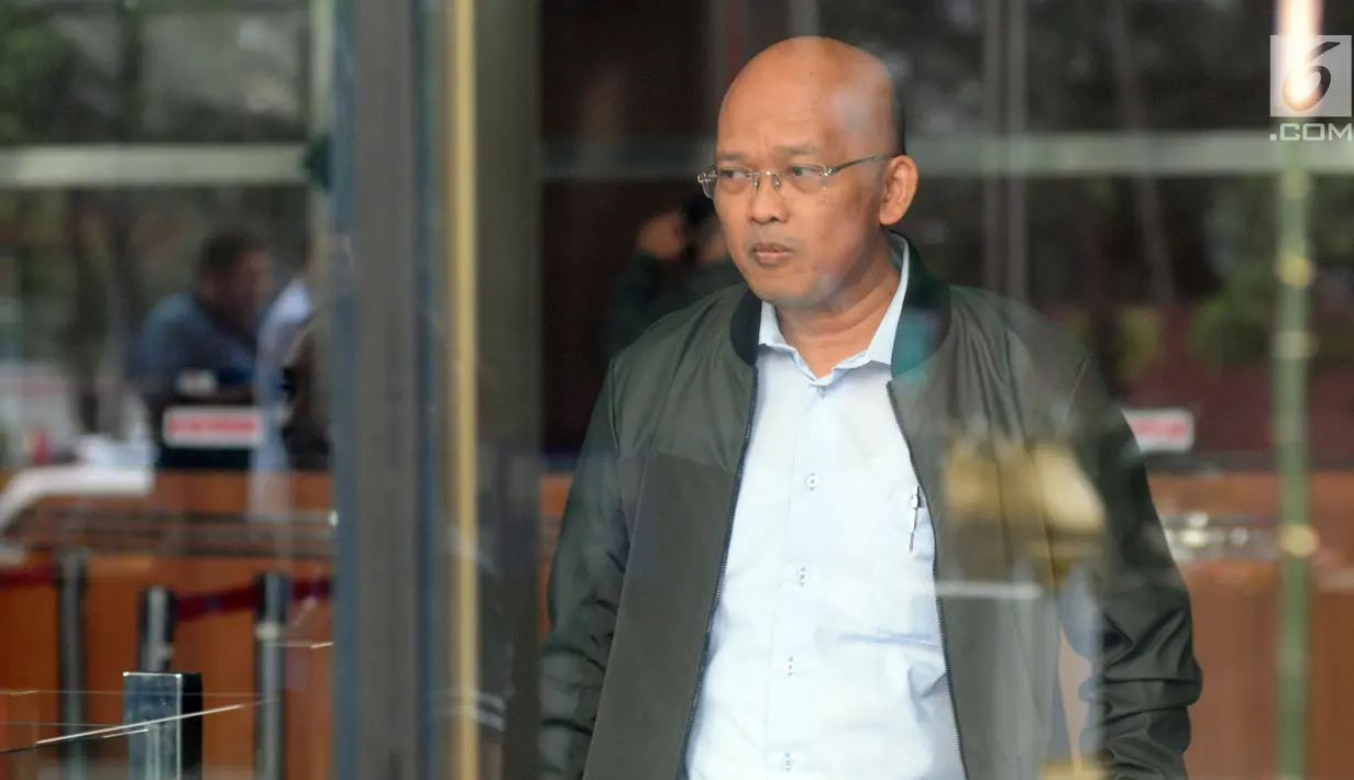 Ekspresi Direktur PT Humpuss Transportasi Kimia (HTK), Taufik Agustono usai menjalani pemeriksaan oleh penyidik di Gedung KPK, Jakarta, Selasa (9/4). Taufik diperiksa sebagai saksi untuk tersangka  Marketing Manager PT Humpuss Transportasi Kimia, Asty Winasti. (merdeka.com/Dwi Narwoko)