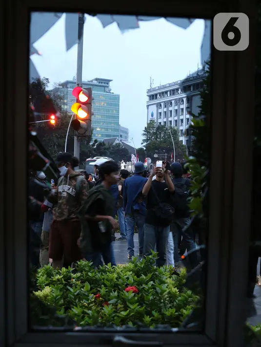 Kondisi Pos Polisi yang dirusak massa di kawasan Gondangdia, Jakarta, Kamis (8/10/2020). Aksi anarkis massa dilakukan saat berunjuk rasa menentang disahkan Omnibus Law UU Cipta Kerja. (Liputan6.com/Helmi Fithriansyah)