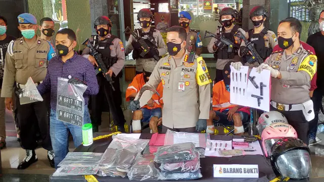 Ayukan Celurit Bersarung ke Polisi, Dua Pelaku Ranmor Di Malang Ditembak