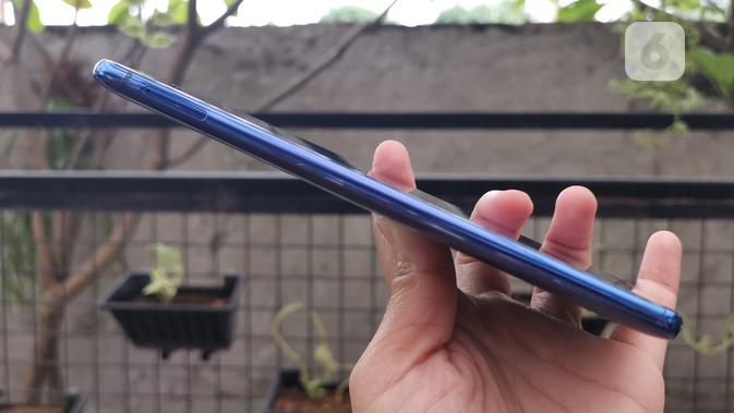 Tampak samping kiri Galaxy S10 Lite dengan slot microSIM. (Liputan6.com/ Andina Librianty)