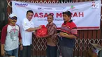 Kepala Bagian Humas PT Askrindo Eko Sudiantono secara simbolis memberikan paket sembako dalam rangka Program BUMN Hadir Untuk Negeri di Kalimantan Barat, Sabtu (17/8/2019). PT Askrindo, Perindo dan PTPN XIII menggelar pasar murah dengan menjual 1.000 paket sembako. (Liputan6.com/HO/Iqbal)