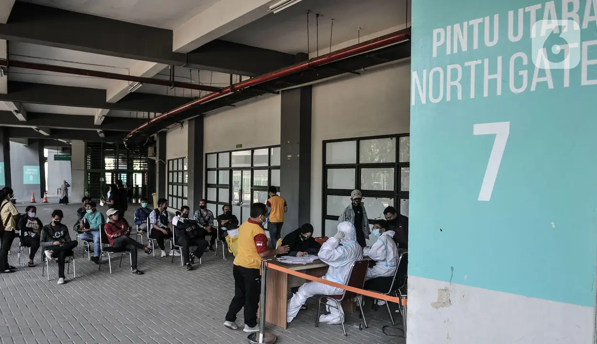Antrean warga untuk mengikuti rapid test Covid-19 di Stadion Patriot Candrabhaga, Bekasi, Jawa Barat, Rabu (23/9/2020). Rapid test yang digelar secara gratis oleh Pemkot Bekasi tersebut mampu memeriksa hingga 150 orang tiap harinya guna melacak kasus Covid-19 di Bekasi. (merdeka.com/Iqbal Nugroho)