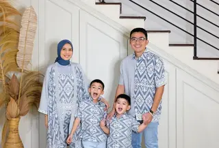 Baju sarimbit keluarga dengan tema wastra diprediksi juga jadi tren 2024. Seperti tampilan keluarga Tya Ariestya dan keluarga yang kompak kenakan baju sarimbit batik warna biru cerah. [@tya_ariestya]