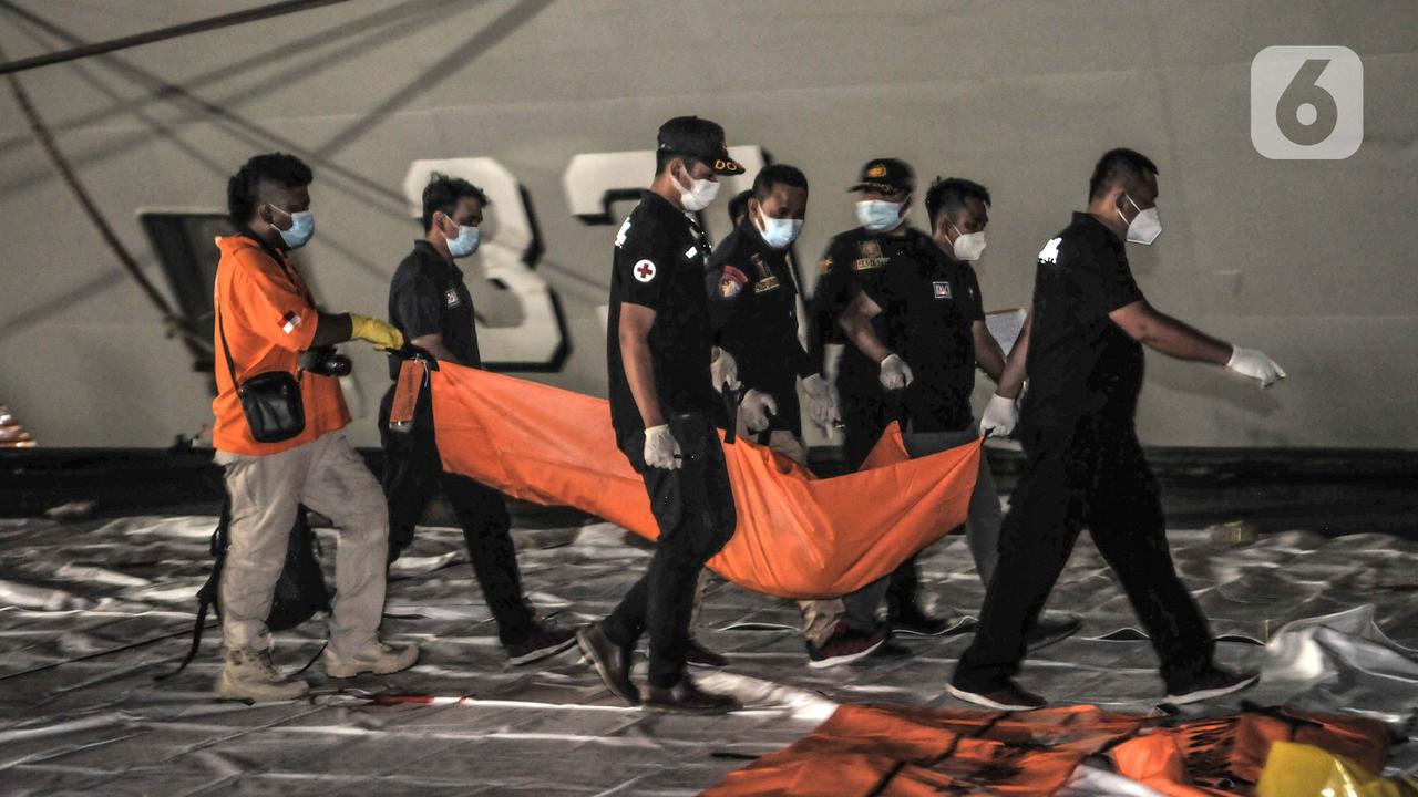 FOTO: Pencarian Pesawat Sriwijaya Air SJ 182 Terus Dilakukan pada Malam Hari