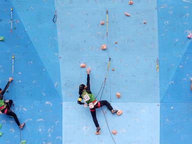 Aksi para atlet Panjat Tebing wanita asal Jawa Timur kategori Lead pada PON XIX Jabar 2016 di Cikole, Bandung, Minggu (18/9/2016). (Bola.com/Nicklas Hanoatubun)