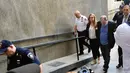 Produser Hollywood Harvey Weinstein dibawa ke pengadilan pidana New York, Jumat (25/5). Selain membayar uang jaminan, Weinstein juga menyerahkan paspor serta bersedia mengenakan alat pelacak (GPS) sehingga bisa dimonitor keberadaannya. (AP/Richard Drew)