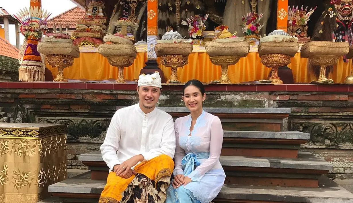Happy Salma menikah dengan menikah pada Oktober 2010 silam dengan Pangeran Tjokorda Bagus Dwi Santana Kerthyasa. Suaminya merupakan keturunan keluarga kerajaan Ubud Bali yang berdarah Bali-Australia. Tak heran jika Happy Salma kerap tampil dengan kebaya Bali. (Liputan6.com/IG/@happysalma)