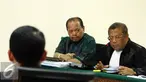 Terdakwa kasus suap Kementerian ESDM dan SKK Migas Sutan Bhatoegana (tengah) mengikuti sidang lanjutan di Pengadilan Tipikor, Jakarta, Kamis (18/6/2015). Sidang beragendakan mendengar keterangan saksi ahli. (Liputan6.com/Helmi Afandi)