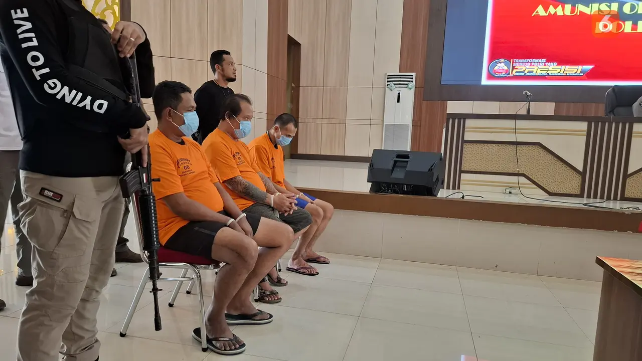 3 tersangka di balik pengungkapan kasus penggerebekan senjata api ilegal di Bandar Lampung. Foto : (Liputan6.com/Ardi).