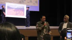 Salah satu lukisan yang dilelang adalah hasil karya Presiden ke-6 Republik Indonesia, Susilo Bambang Yudhoyono (SBY). Tampak dalam foto, Presiden ke-6 Republik Indonesia, Susilo Bambang Yudhoyono (SBY) didampingi Raden Rizki Mulyawan Kartanegara Hayang Denda Kusuma atau yang lebih dikenal dengan Dik Doank (kanan) saat mengikuti kegiatan Pameran Seni Rupa dan Lelang Lukisan di Teater Kecil, Taman Ismail Marzuki (TIM), Jakarta, Selasa (23/12/2025). (merdeka.com/magang/Rendi Saputra)