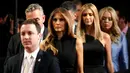 Melania dan Ivanka Trump, istri & anak Donald Trump, menghadiri debat terakhir capres AS di University of Nevada, Las Vegas, Rabu (19/10). Debat berlangsung di tengah tuduhan Trump akan adanya konspirasi media untuk memojokkannya. (REUTERS/Jonathan Ernst)