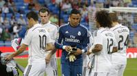 Keylor Navas saat melakukan pemanasan dengan Madrid (GERARD JULIEN / AFP)