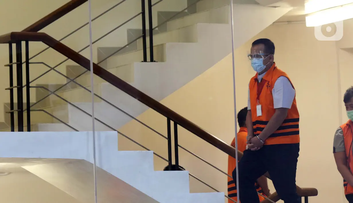 Menteri Kelautan dan Perikanan non aktif, Edhy Prabowo (depan) bersiap menjalani pemeriksaan di Gedung KPK Jakarta, Jumat (4/12/2020). Sebelumnya, Edhy ditangkap dan ditahan KPK sebagai tersangka dugaan suap penetapan calon eksportir benih lobster pada Rabu (25/11). (Liputan6.com/Helmi Fithriansyah)