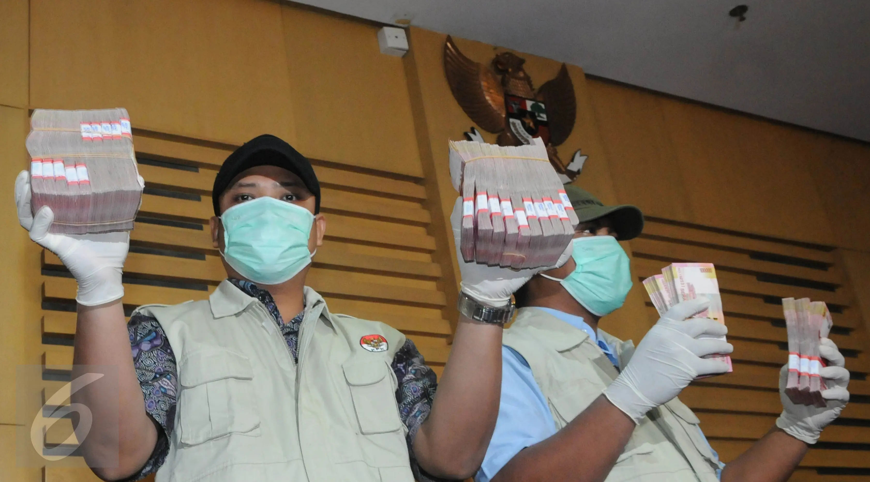 Petugas menunjukkan barang bukti hasil operasi tangkap tangan (OTT) di Gedung KPK (Liputan6.com/Helmi Afandi)