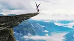  Seorang wanita melakukan gerakan Yoga disebuah tebing yang tinggi. Mereka melakukan aksi gerakan yoga berbahaya tanpa menggunakan alat pengaman apapun. (Dailymail.co.uk)