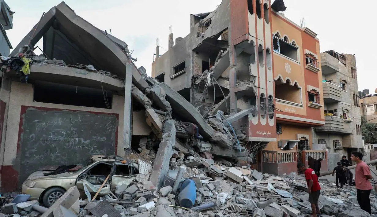 Juru bicara otoritas pertahanan sipil Gaza Mahmud Bassal, pada Rabu (24/9/2025), mengatakan bahwa beberapa orang yang tersisa berlindung di pusat kota ketika sejumlah serangan udara menghantam mereka. (Eyad BABA/AFP)