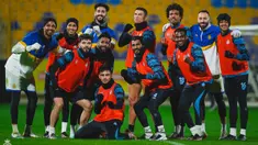 Cristiano Ronaldo (tengah) berfoto bersama dengan rekan setimnya di Al Nassr saat sesi latihan yang berlangsung di Mrsool Park, Arab Saudi, Jumat (13/01/2023) waktu setempat. (Twitter/@AlNassrFC)