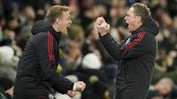 Ralf Rangnick melakukan selebrasi  bersama asisten pelatih Darren Fletcher usai Marcus Rashford mencetak gol kemenangan Manchester United atas West Ham United pada laga Liga Inggris 2021/2022. (AP/Dave Thompson)